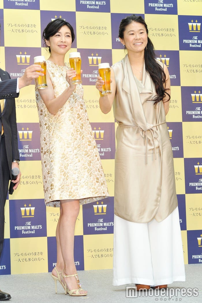 (左から)竹内結子、澤穂希(C)モデルプレス