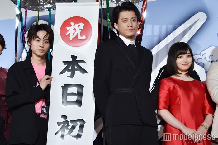 スタッフパスを身につける菅田将暉(左)、小栗旬、橋本環奈(C)モデルプレス