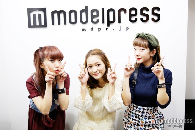 モデルプレスのロゴ前でポージング（左から：AYA、chay、AMI）
