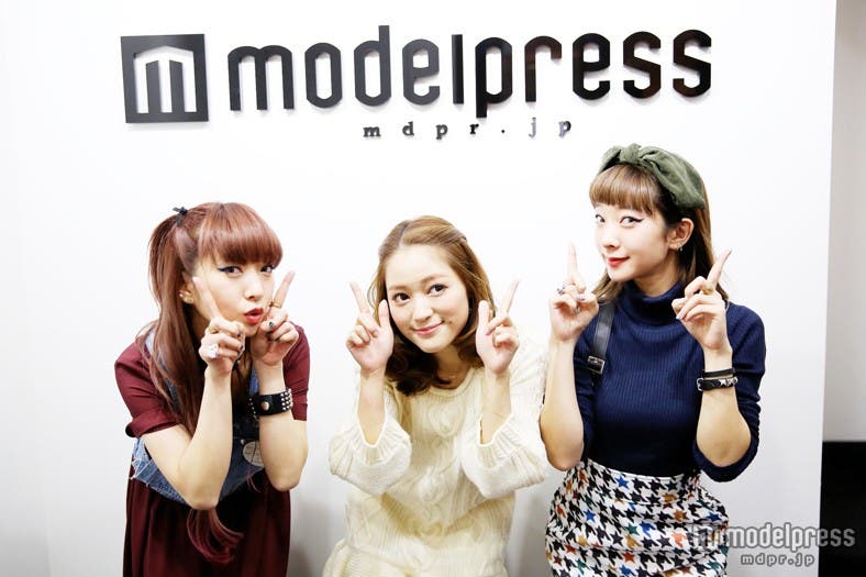 モデルプレスのロゴ前でポージング(左から:AYA、chay、AMI)