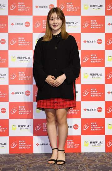 人気プロが雰囲気一変可憐な姿で魅了 都玲華はチェック柄ミニスカートでキュートに 安田祐香は美脚のぞくショートパンツ姿、脇元華はレアなメガネ姿で登場