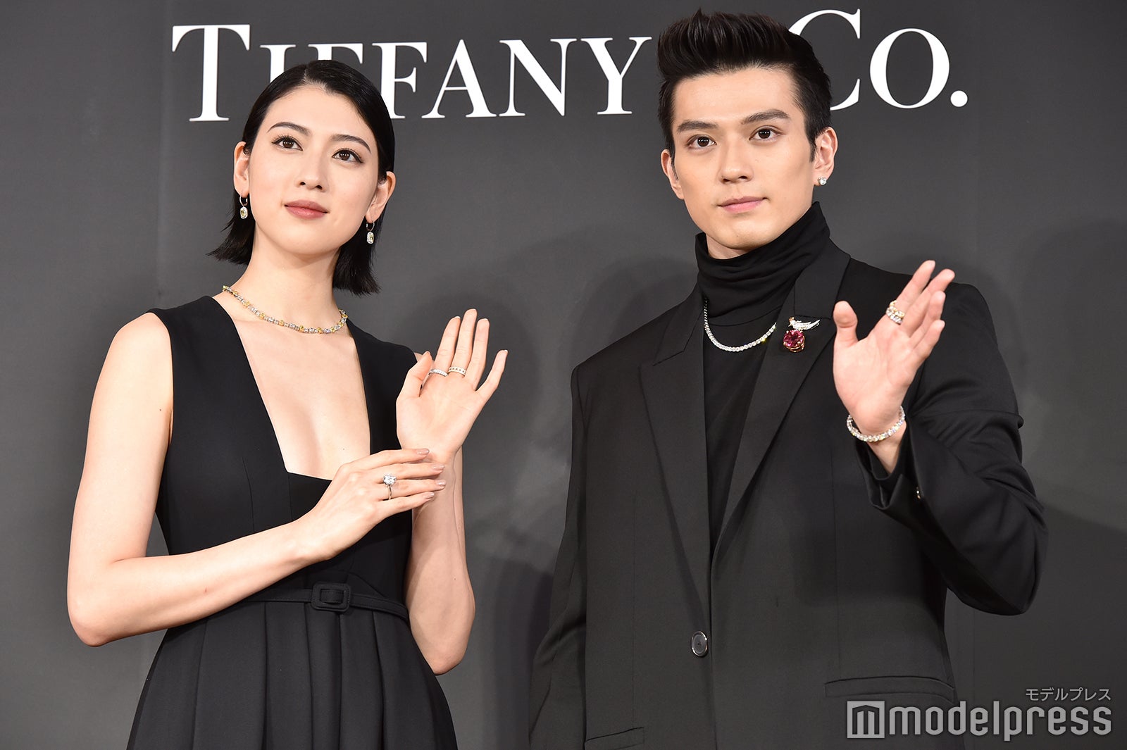 三吉彩花、新田真剣佑（C）モデルプレス