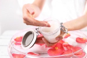 スクラブを使う女性