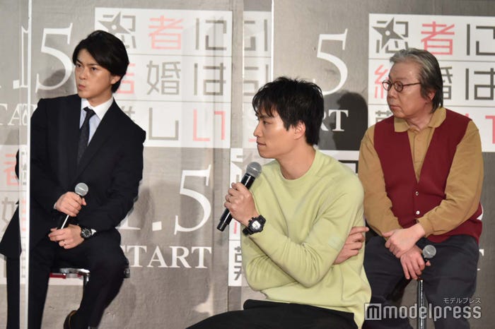 菜々緒の話を聞く勝地涼、鈴木伸之、古田新太 (C)モデルプレス