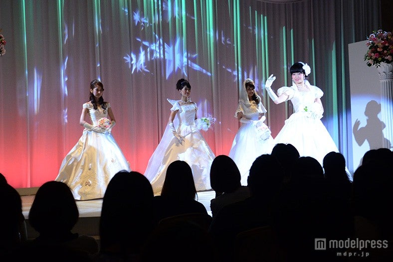 ウェディングドレスを披露