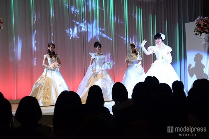 ウェディングドレスを披露