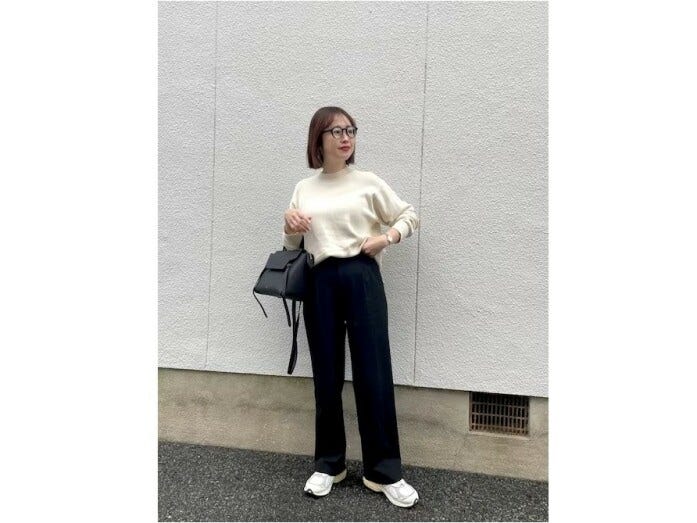 【OKコーデ】春もOKなスムースコットンのニットなら冬っぽく見えないのが◎ 出典:WEAR