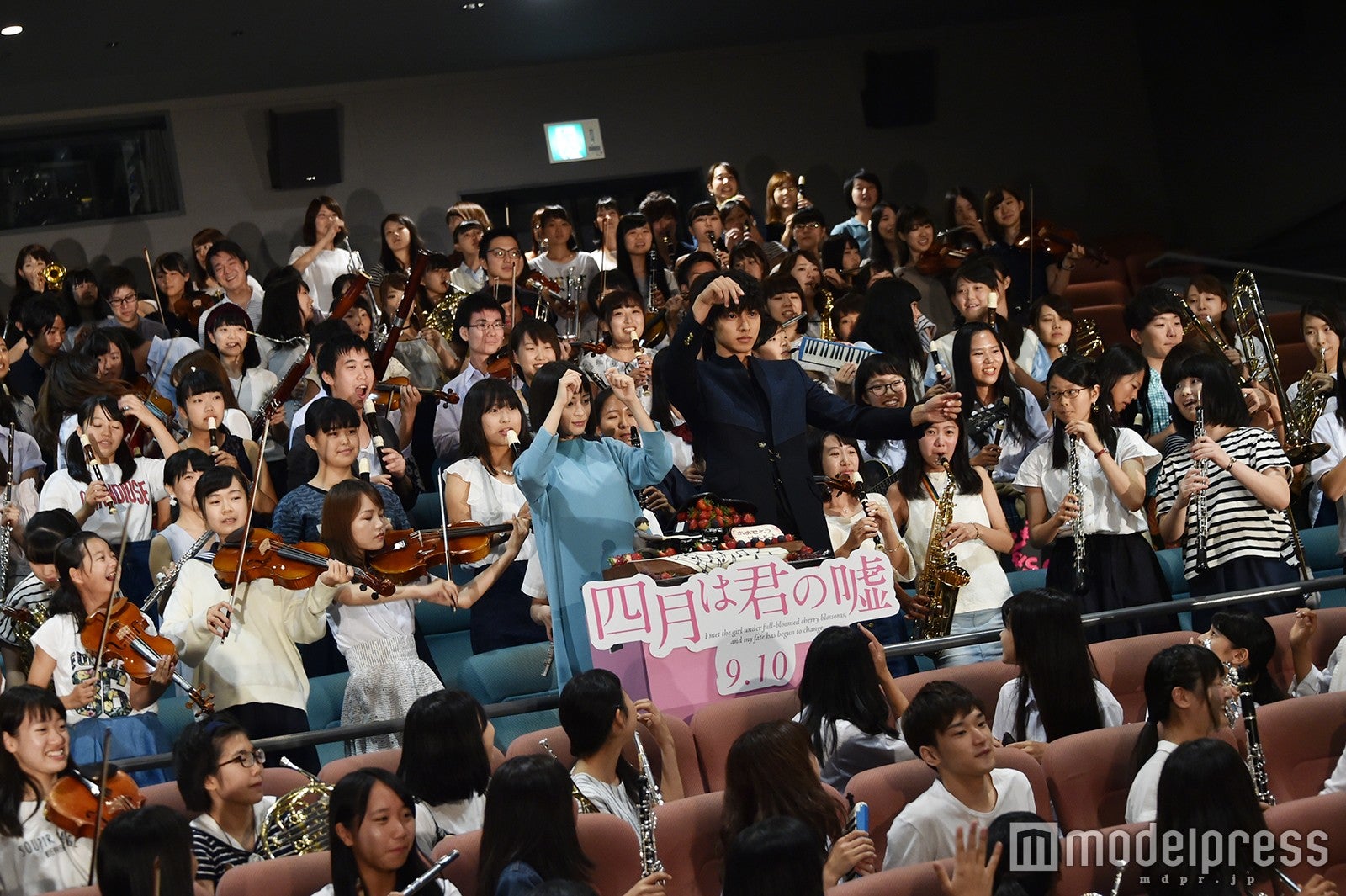 （左から）広瀬すず、山崎賢人（C）モデルプレス