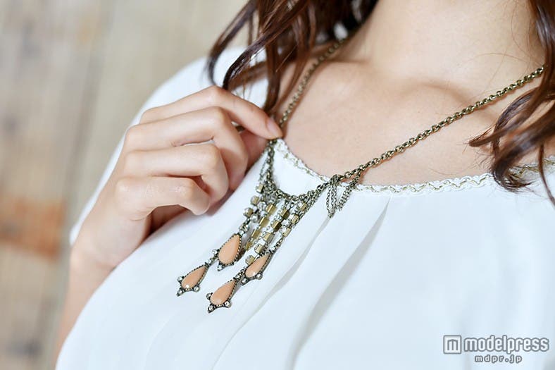 デコラティブなネックレスで首元に華やかさを