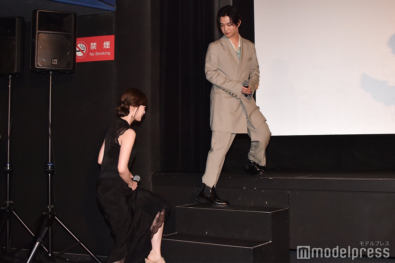 白石麻衣が階段をあがる様子を見守る千葉雄大 （C）モデルプレス