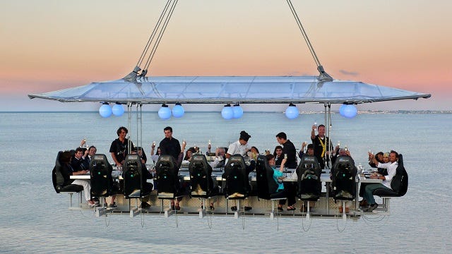 話題の空中レストランがモナコで初開催 地中海の絶景とスリルを味わう究極の食体験