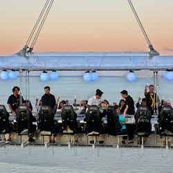 話題の空中レストランがモナコで初開催 地中海の絶景とスリルを味わう究極の食体験