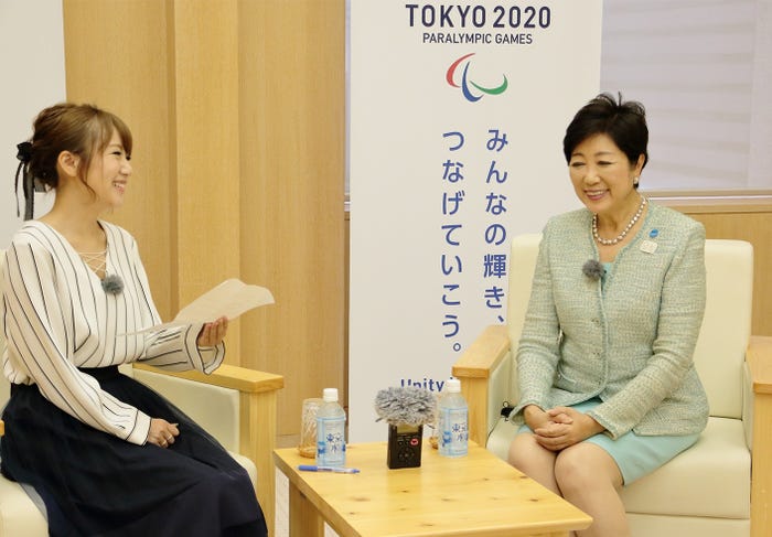高橋みなみと小池百合子東京都知事が対談(提供写真)