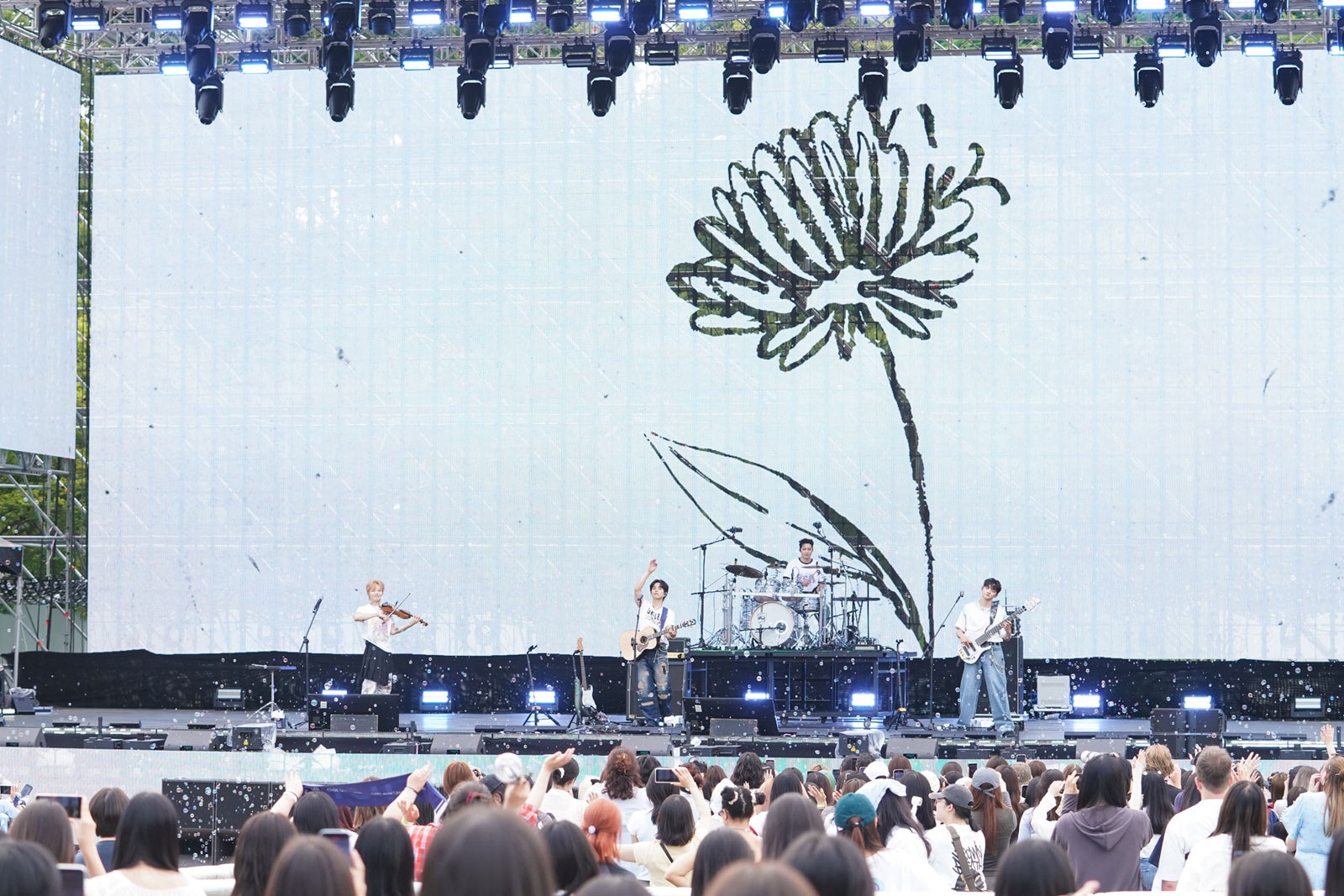 LUCY「Weverse Park」（C）2026 Weverse Con Festival