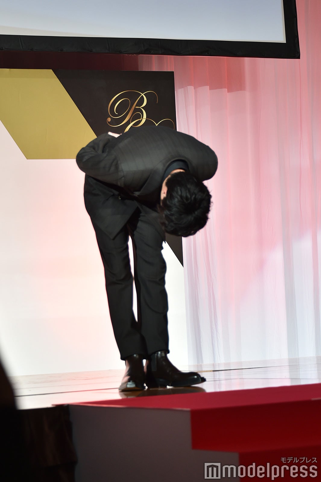 深々とお辞儀をする田中圭（C）モデルプレス