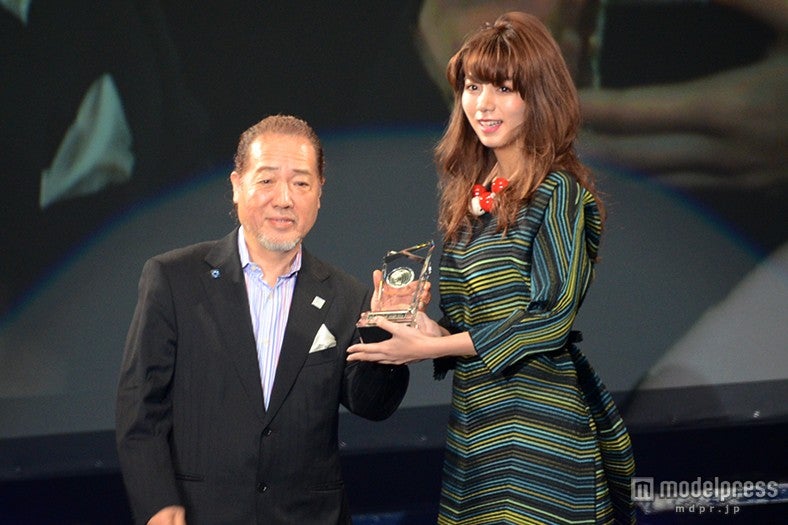 池田エライザ（右）