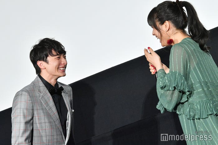 照れる小関裕太、土屋太鳳 (C)モデルプレス