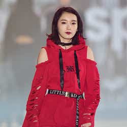 モデルプレス - 飯豊まりえ、ビリビリ衣装で大胆肌見せ<関コレ2016A/W>