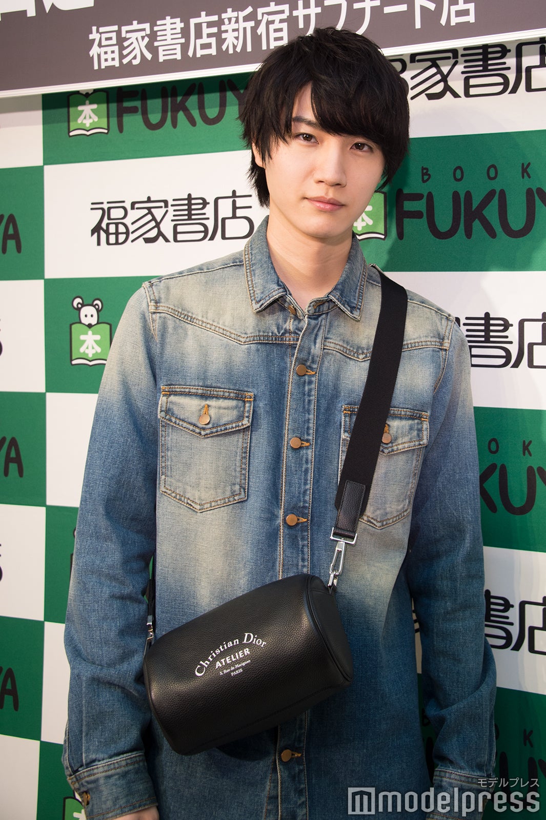 親友とおそろいの愛用バッグ／モデルプレス独占ショット（C）モデルプレス