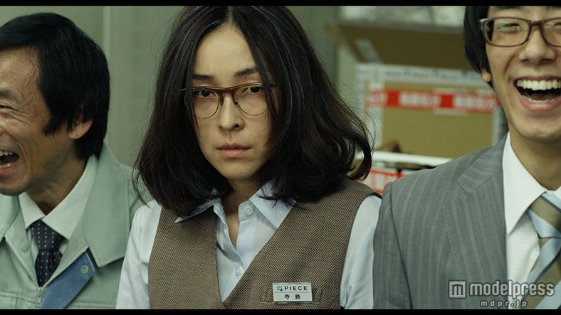 衝撃ビジュアルを解禁した麻生久美子 ／（Ｃ）「ラブ＆ピース」製作委員会【モデルプレス】