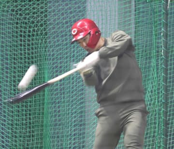 広島・中村奨 キャンプ初日から全開！手術の右足首「制限はない」 「『もう1段階上がったな』と思ってもらえるような打撃を」