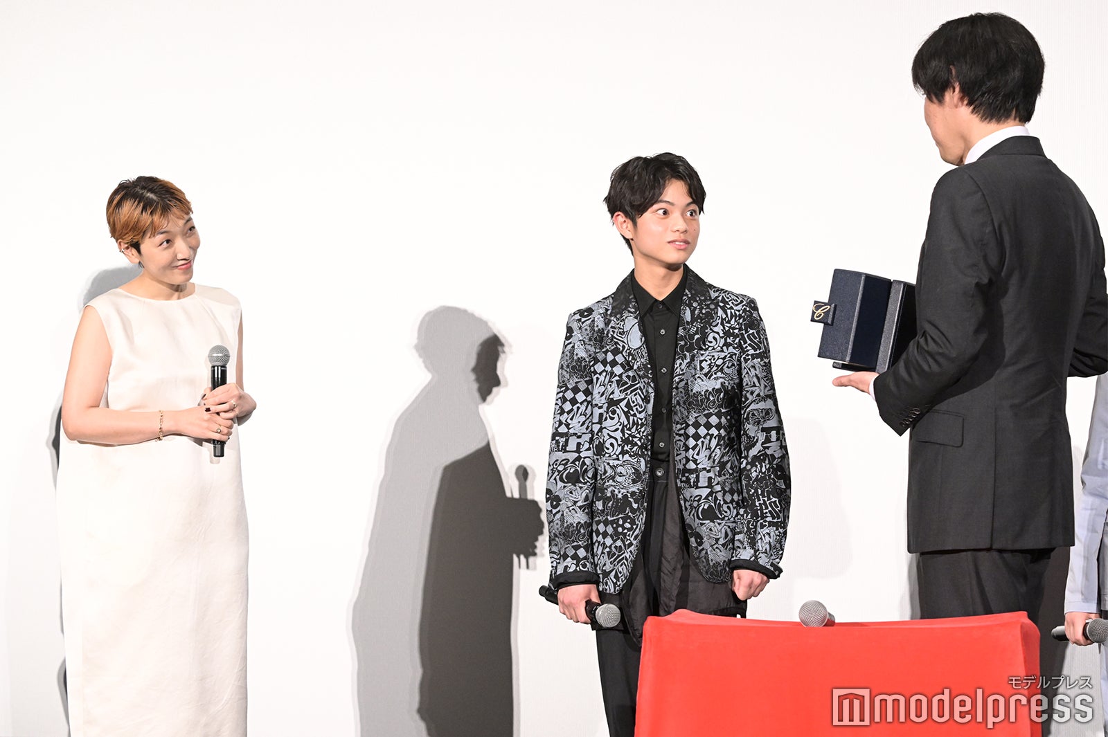 安藤サクラ、黒川想矢、坂元裕二（C）モデルプレス