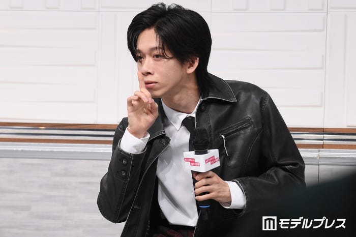 自分のマネをするメンバーのマネをする船津稜雅(C)モデルプレス