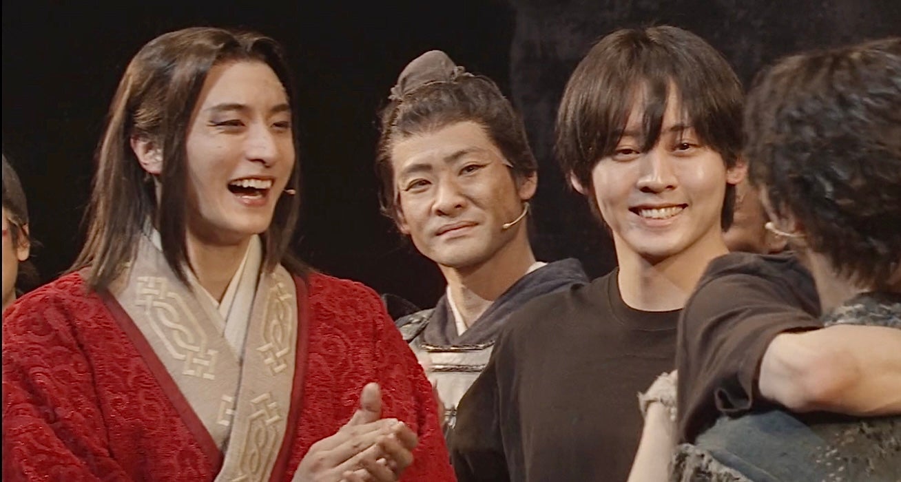 小関裕太、牧島輝／舞台「キングダム」大千穐楽より（C）原泰久／集英社