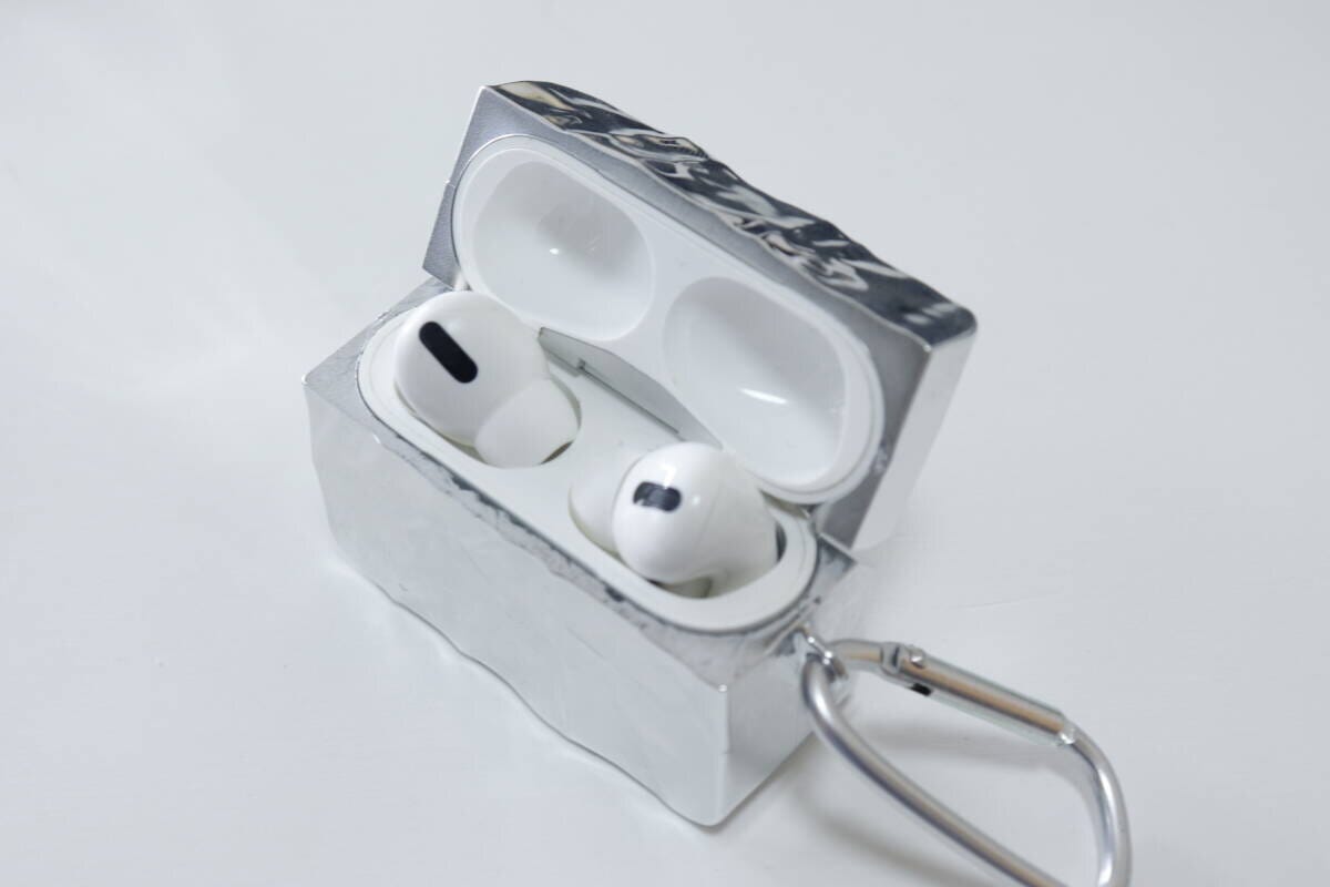 シルバーのメッキ色イヤホンケースにAirPods シルバーのメッキ色イヤホンケースにAirPods