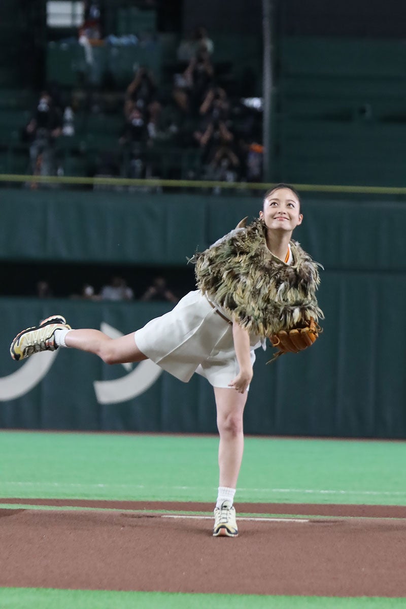 河了貂・橋本環奈、蓑をつけ始球式 ノーバンならずも「いいピッチングができた」
