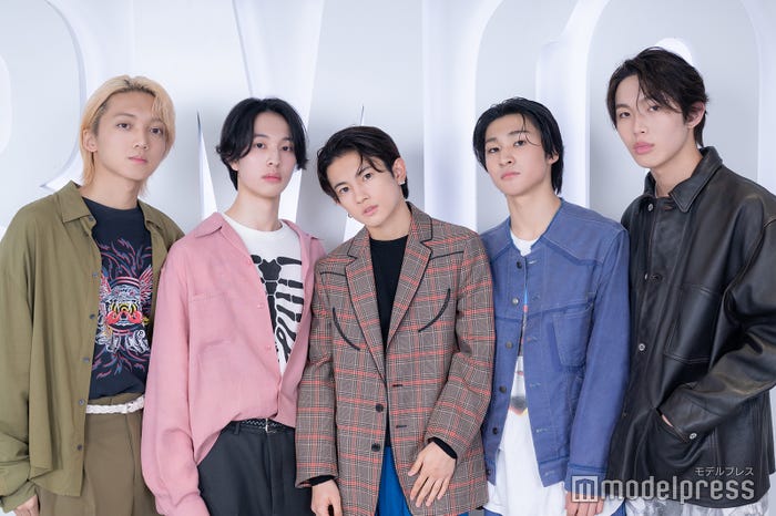 (左から)TAICHI(タイチ)、YUTA(ユウタ)、KEI(ケイ)、KANTA(カンタ)、RAIKI(ライキ)(C)モデルプレス