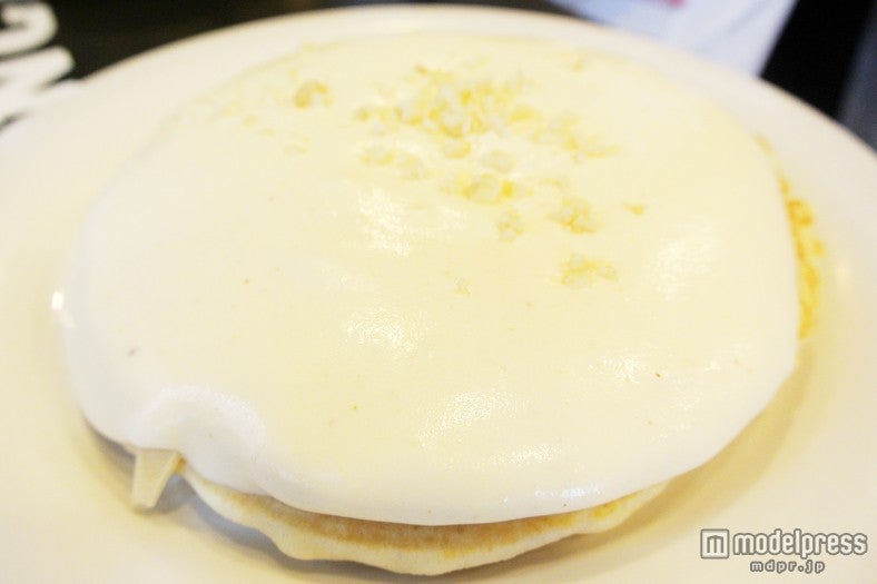 「Kimo’s Famous Macadamia Nut Sauce on His Onolicious Pancakes（マカデミアソースパンケーキ）」