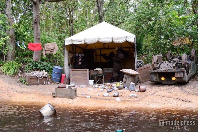 人間のテントを占拠したゴリラたち／「ジャングルクルーズ：ワイルドライフ・エクスペディション」