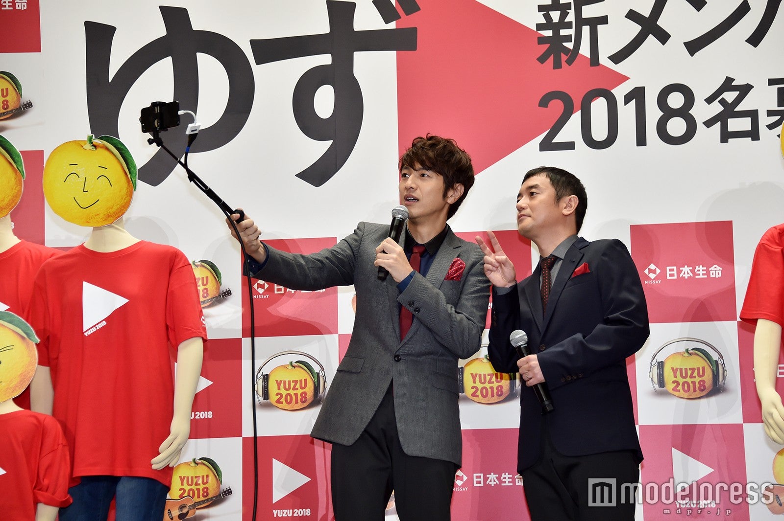 北川悠仁のInstagram更新のため自撮りをする （C）モデルプレス