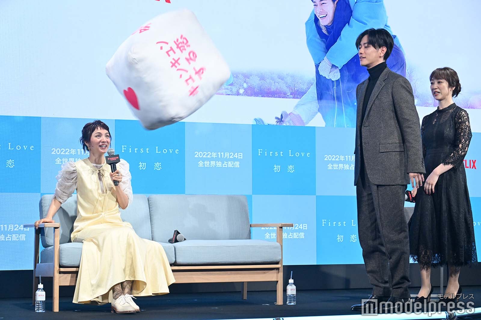 サイコロを回す佐藤健とそれを見守る満島ひかり （C）モデルプレス