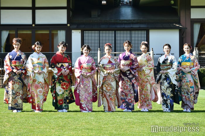 (左から)宮本茉由、井頭愛海、本田望結、本田紗来、小芝風花、高橋ひかる、井本彩花、奥山かずさ、尾碕真花(C)モデルプレス