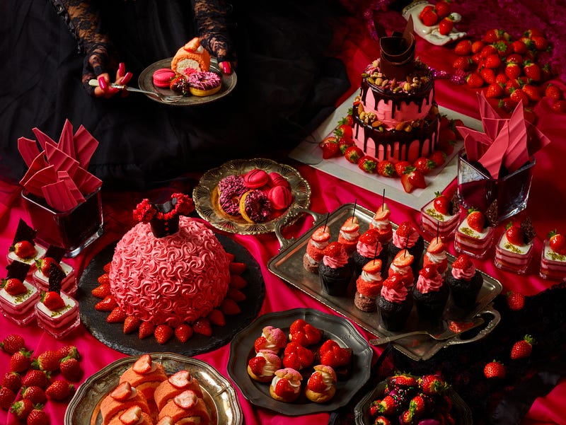 大阪で“ピンクゴシック×ロリータ”いちごスイーツビュッフェ、豪華ドレス風ケーキやタルト