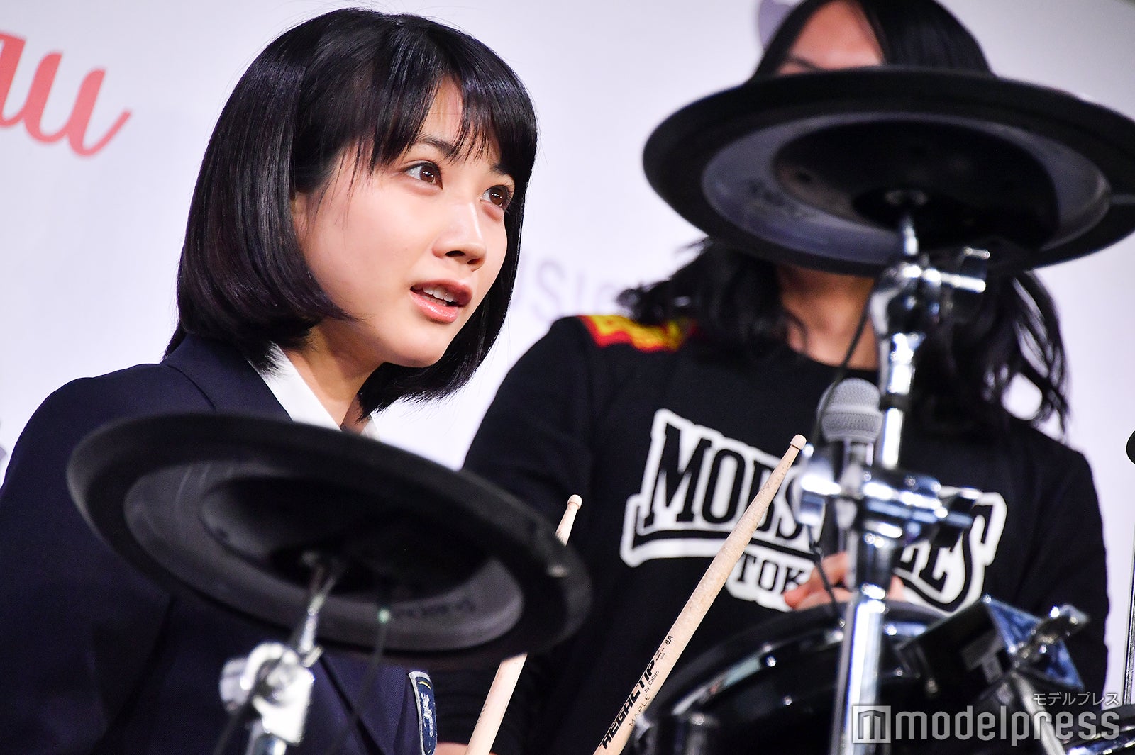 無茶振りにこたえドラムを披露する松本穂香（C）モデルプレス