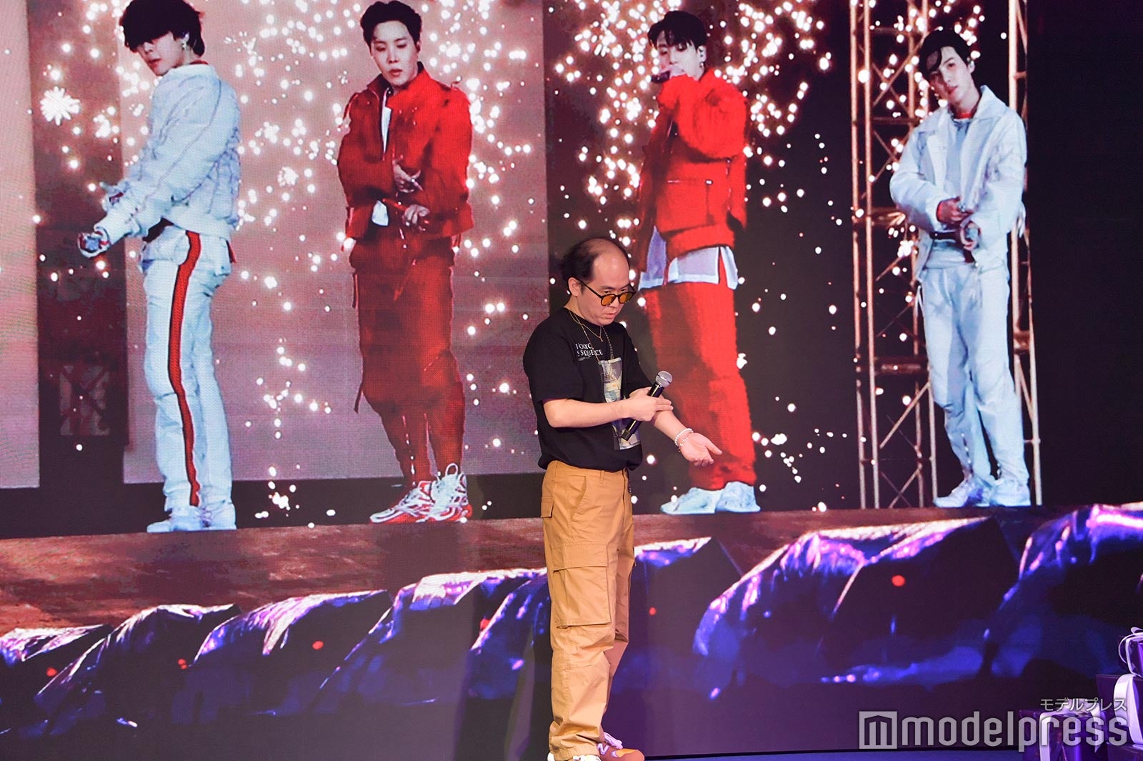 BTSと同じポーズを取る斎藤司（C）モデルプレス