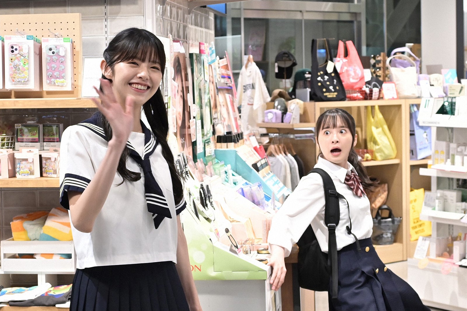 鈴木ゆうか、飯沼愛  （C）「パパとムスメの7日間」製作委員会