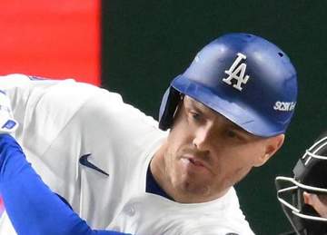 ドジャース フリーマンがスタンド大爆笑の珍プレー 一、二塁間でマルテにハグされタッチアウトw両者がニヤニヤ