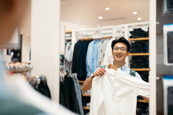 表情に注目する