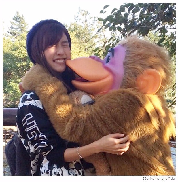 真野恵里菜の“モンキーとのたわむれ”がキュートすぎる「最高に可愛い」「一緒にディズニー行きたい」