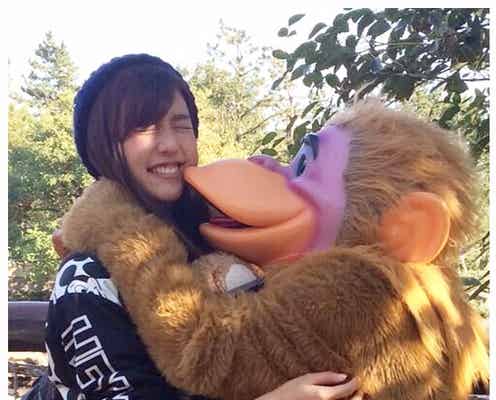 真野恵里菜の“モンキーとのたわむれ”がキュートすぎる「最高に可愛い」「一緒にディズニー行きたい」