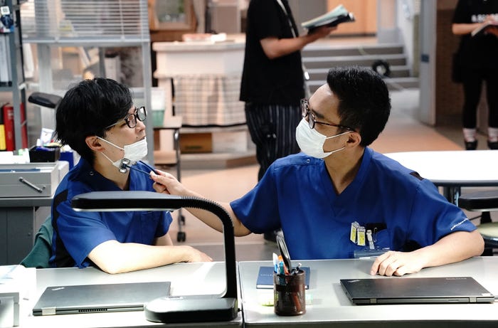 浜野謙太、八嶋智人(C)2022横幕智裕・モリタイシ/集英社・映画「ラジエーションハウス」製作委員会