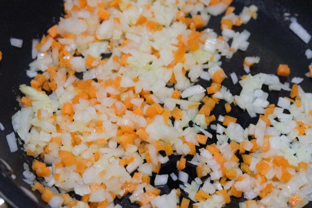 フライパンにサラダ油、にんにくを弱火で熱し、香りが立ったらたまねぎ、にんじんを加えて中火で炒める。 フライパンにサラダ油、にんにくを弱火で熱し、香りが立ったらたまねぎ、にんじんを加えて中火で炒める。