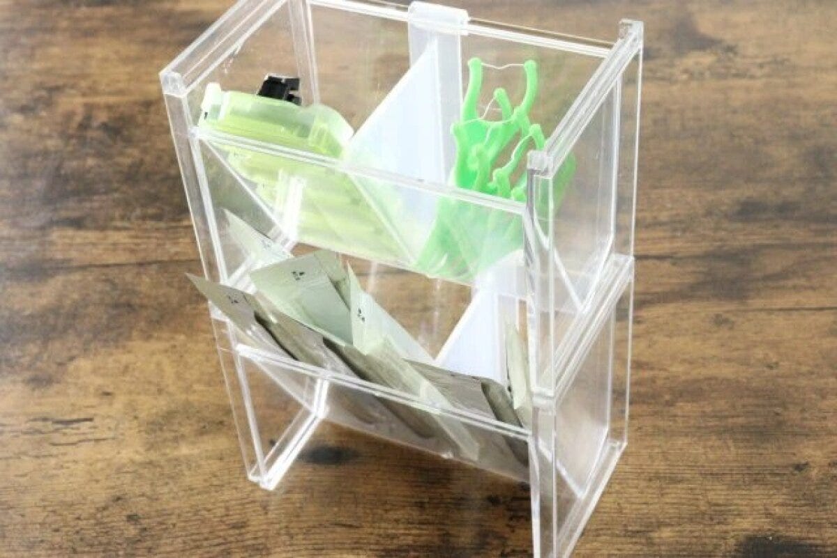 洗面鏡ナナメスタンドに歯間ブラシや試供品を収納