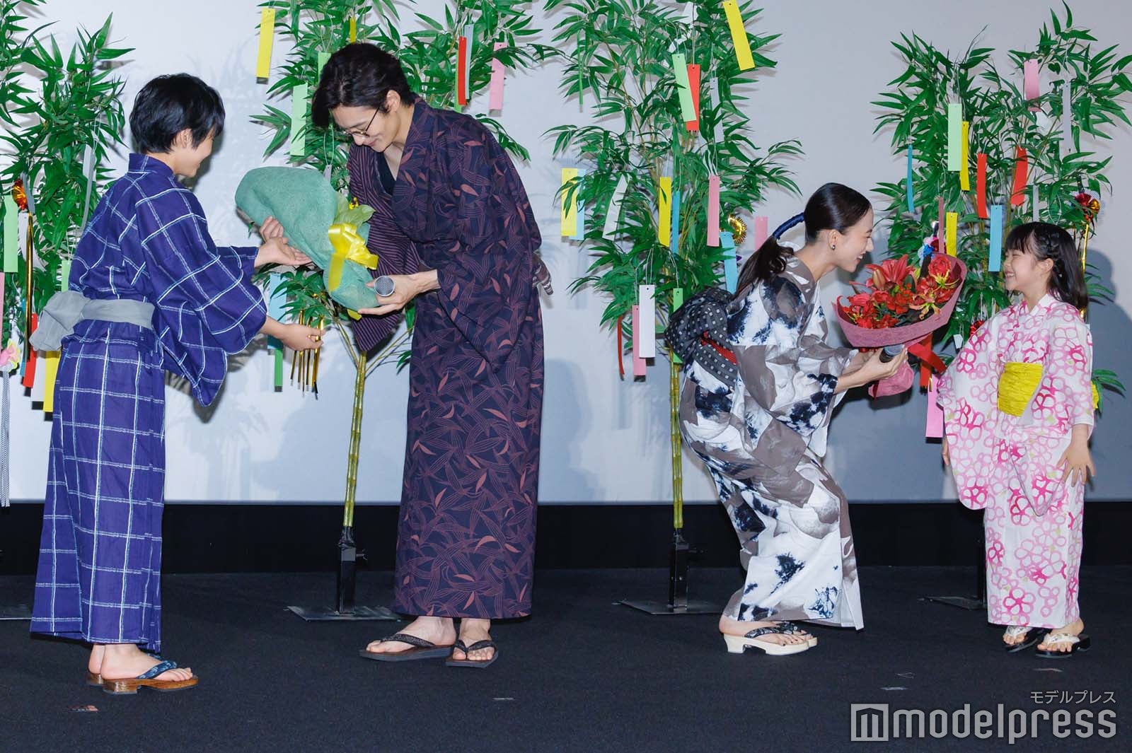 サプライズで花束を受け取る岡田将生＆清原果耶（C）モデルプレス