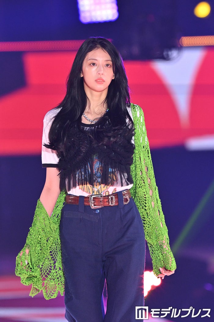 朝倉海発掘の美女・しゅう、美スタイル際立つ個性的コーデ【GirlsAward 2024 S／S】