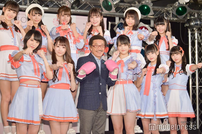 (後列左から)音嶋莉沙、瀧脇笙古、佐竹のん乃、諸橋沙夏、大場花菜、齋藤樹愛羅(前列左から)野口衣織、大谷映美里、具志堅用高、高松瞳、齊藤なぎさ、山本杏奈 (C)モデルプレス